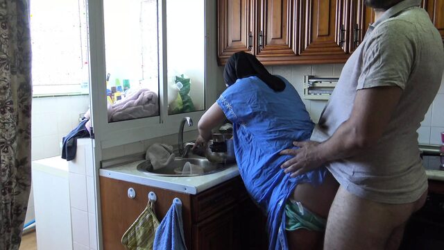 Pregnant Egyptian Wife Gets Creampied While Doing The Dishes