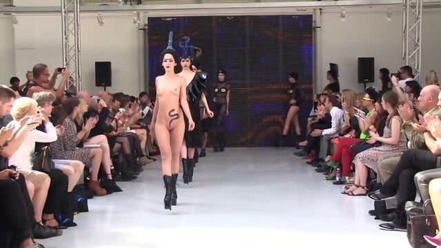 CHARLIE LE MINDU SS12 PARIS Голая модель на подиуме