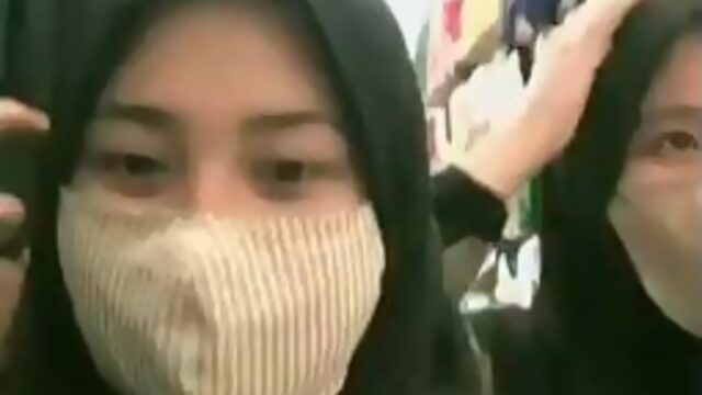 Foto Gaya Selfie Cewek Cantik Berjilbab Pakai Masker Bisa di Mana Saja