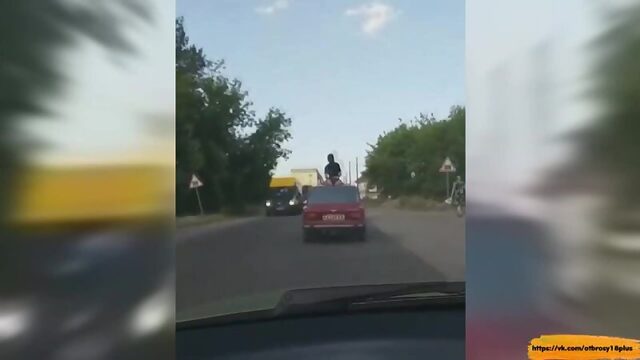 Девочка проехалась на крыше авто в стрингах