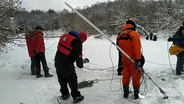 Спасатели ведут поиски провалившегося под лед на квадроцикле экс-замминистра юстиции Ялунина.